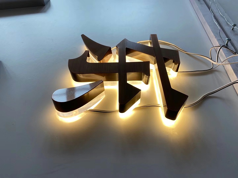 背發光字招牌