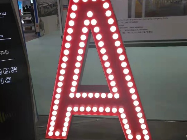 金屬發光字
