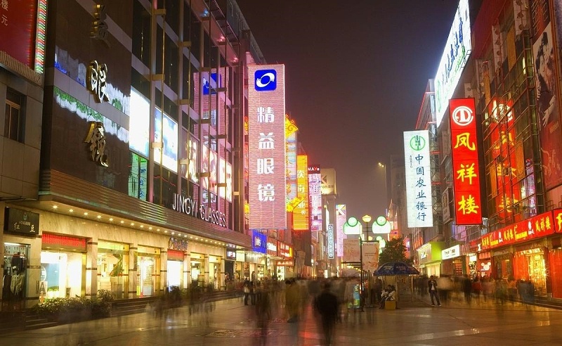 走在街上，發掘商店招牌千篇一律，統一式商鋪廣告牌有必要嗎？7