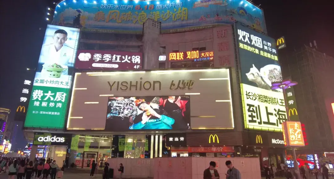 走訪長(zhǎng)沙、重慶等地后，我總結(jié)出一套廣告牌子“吸金術(shù)”