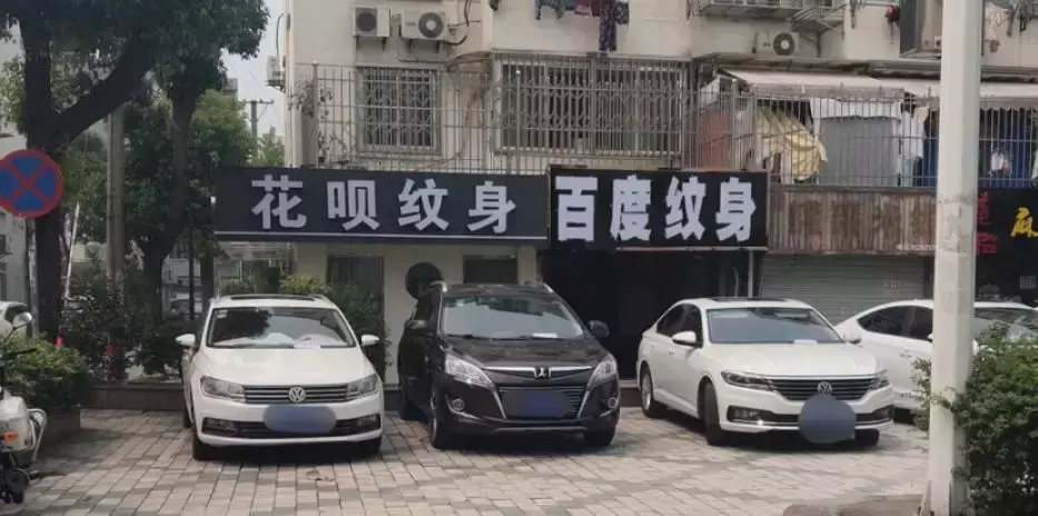 中國路邊的做燈箱廣告牌，我能笑一年5