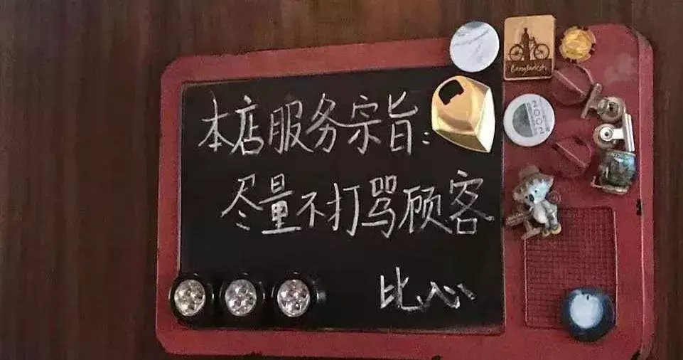 中國路邊的做燈箱廣告牌，我能笑一年21