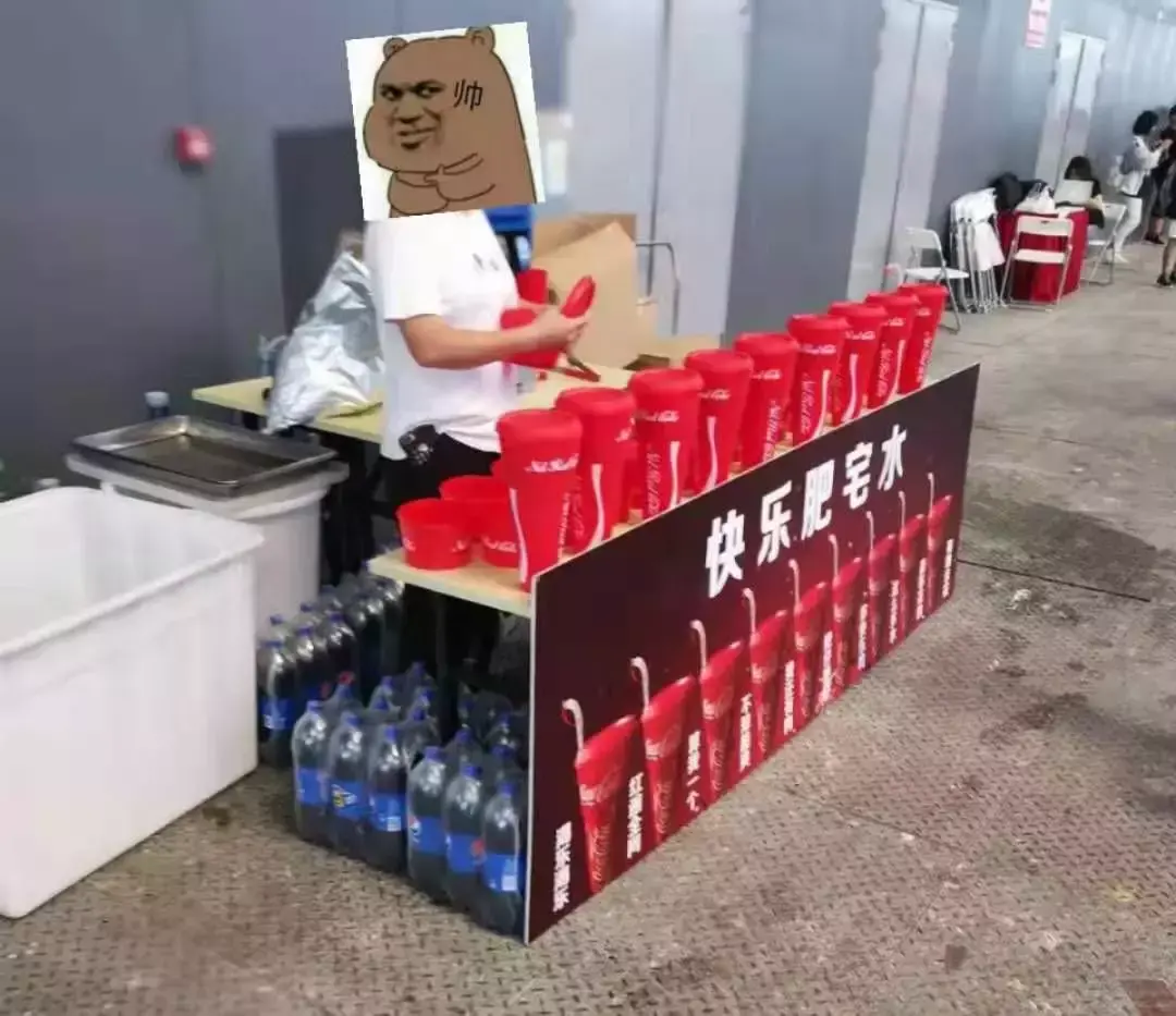 中國路邊的做燈箱廣告牌，我能笑一年27