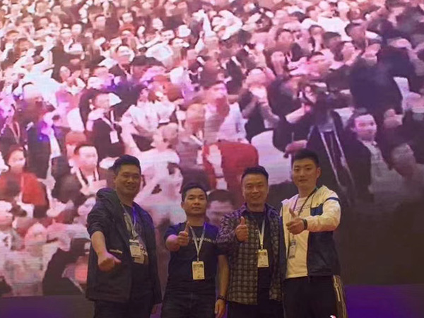 授人魚不如授人以漁！鑫麗華廣告家人們一起好好學(xué)習(xí)，天天向上！